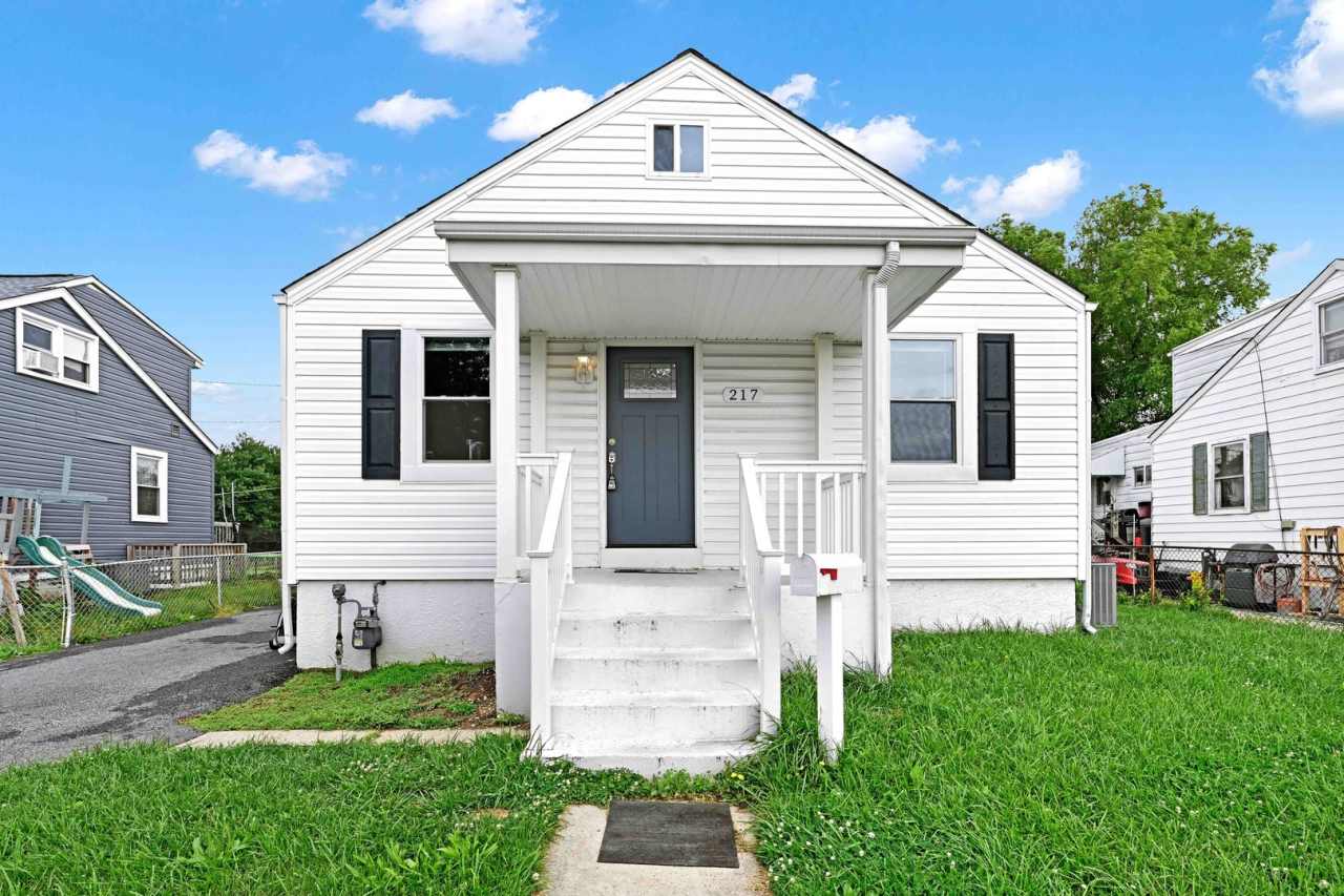 Charming 2 Bedroom/2 Bathroom Home with Loft in Dundalk, MD!