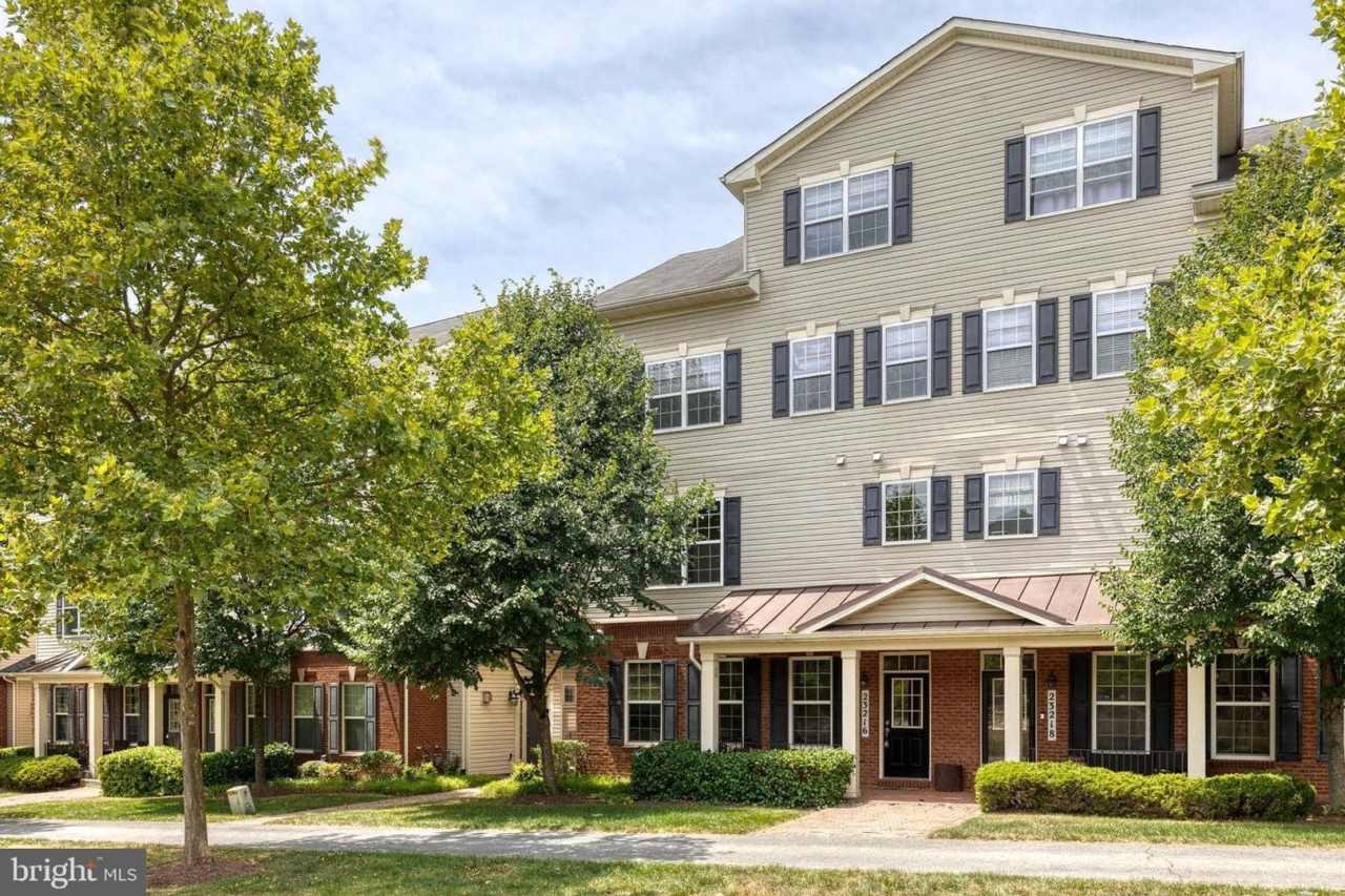 Welcome to Observation Drive! This lovely 3bd 2.5bth home is ready and waiting for you.