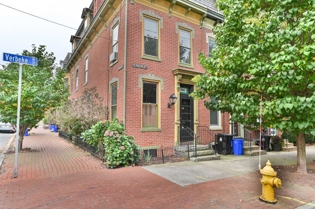 Charming 3 Bedroom on Verbeke St w Off Street Parking!!