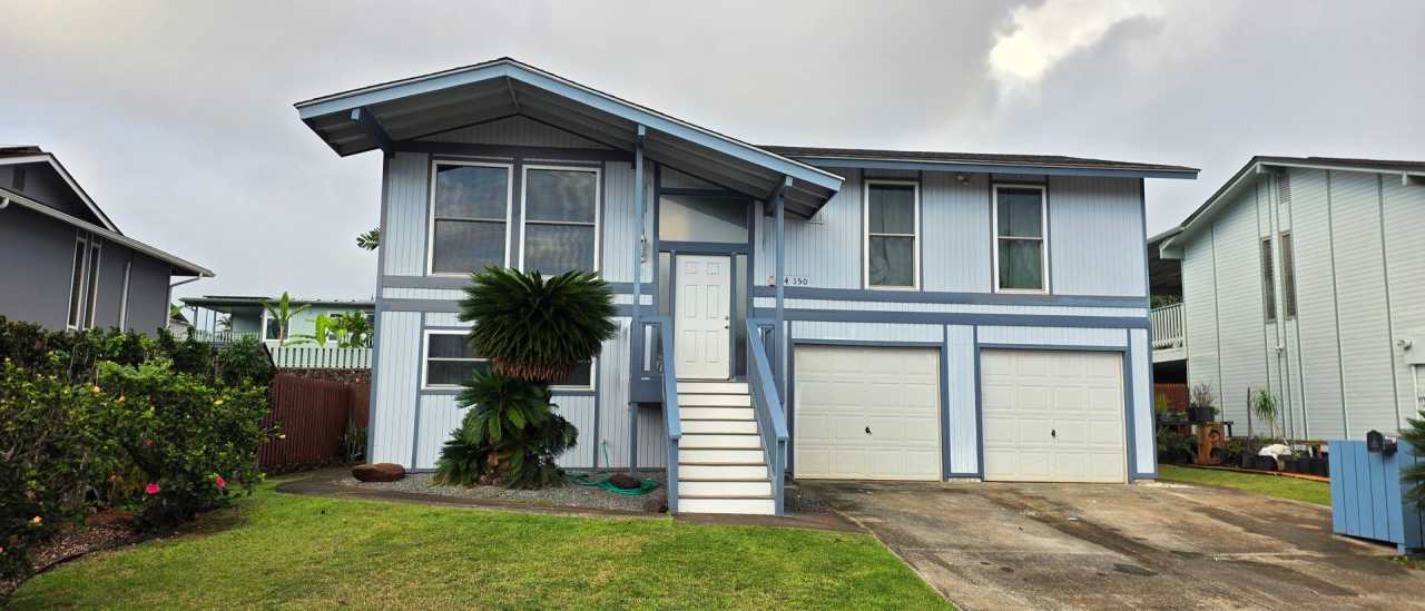 Mililani Town - Modern and spacious Four Bedroom with Bonus Rooms, upper deck and covered lanai. Fenced back yard.