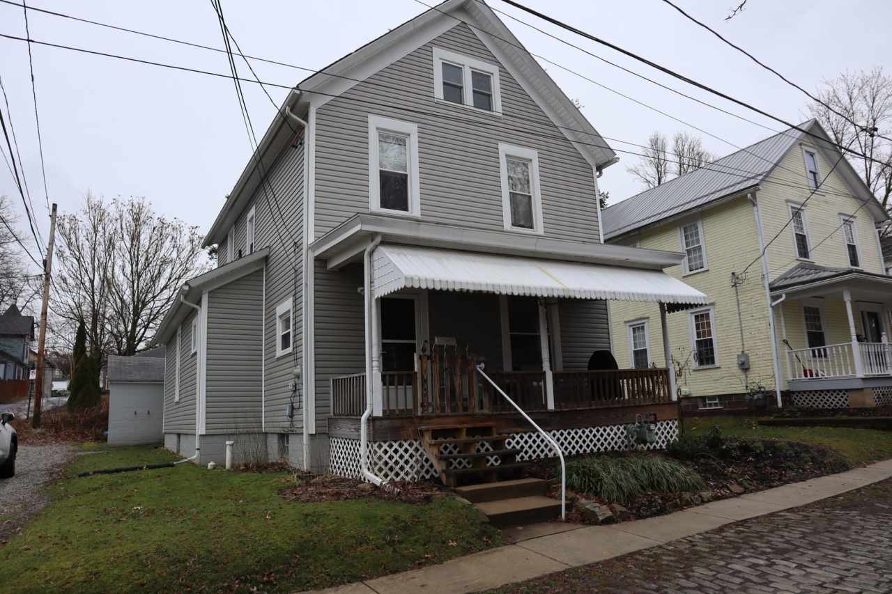 2-3 bedroom house with 1 car garage in Indiana, PA!