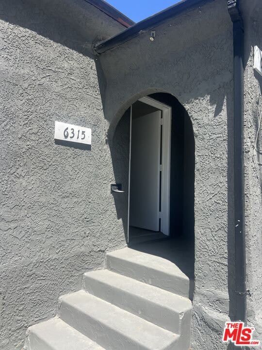 6315 S Victoria