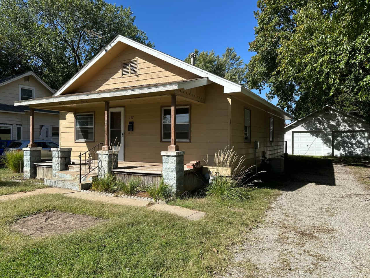 Beautiful 2 bedroom 1 bath house with garage!