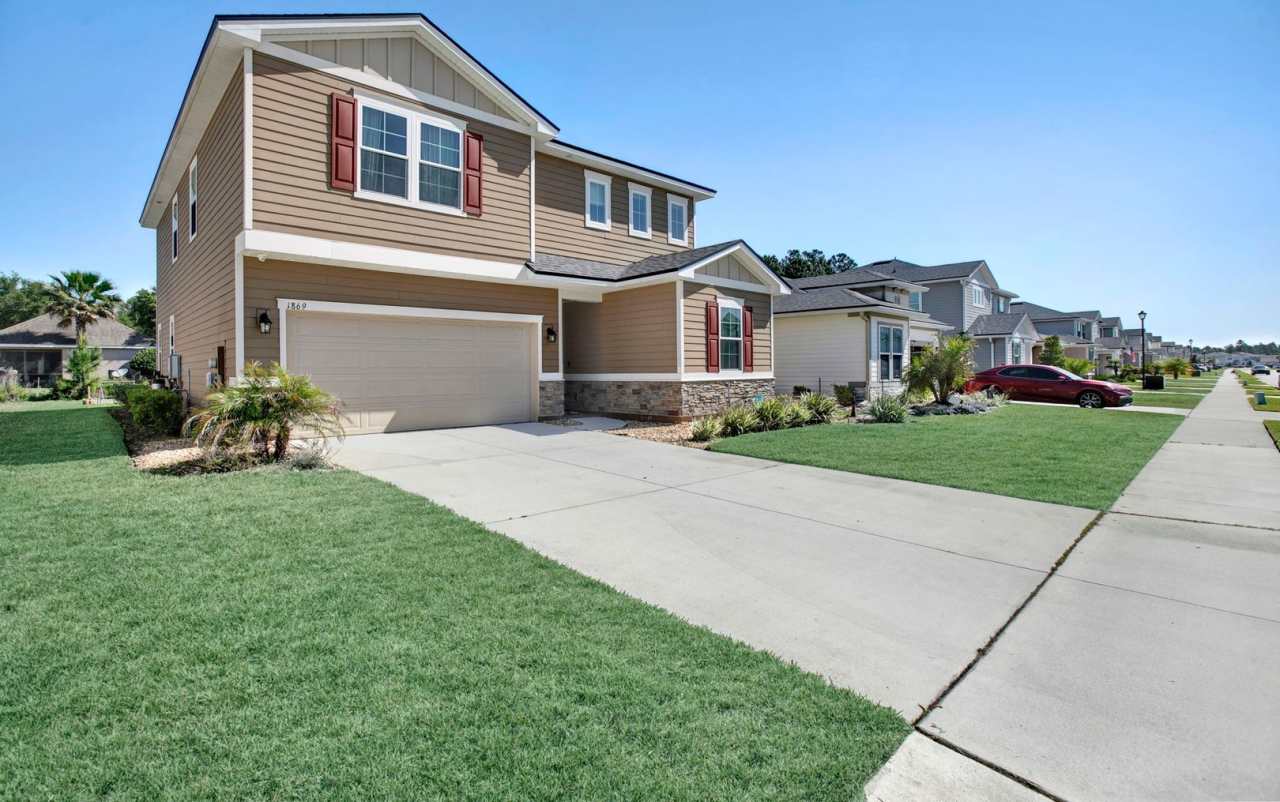 5 bedroom/ 3 bathroom home in Oakleaf for rent!