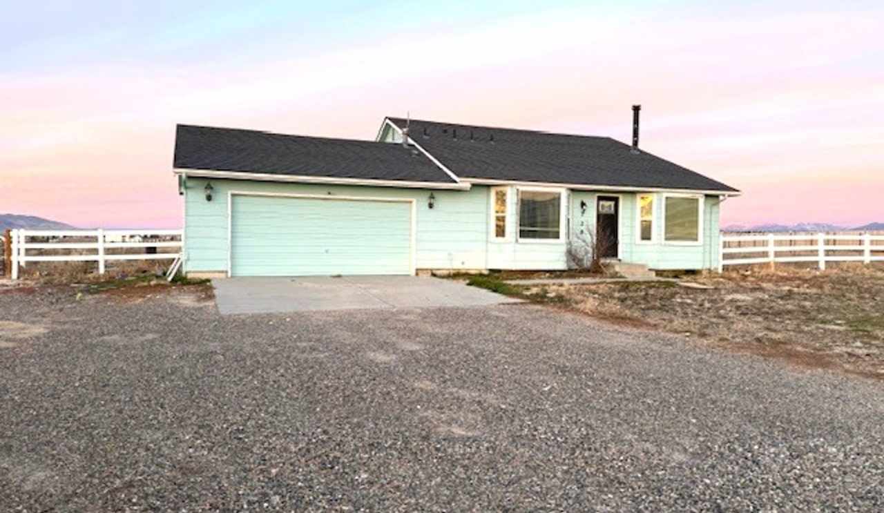 4 bedroom home in Spring Creek with garage