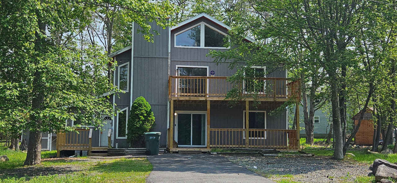 Amazing 4 bedroom with 2 kitchens and Living Rooms!