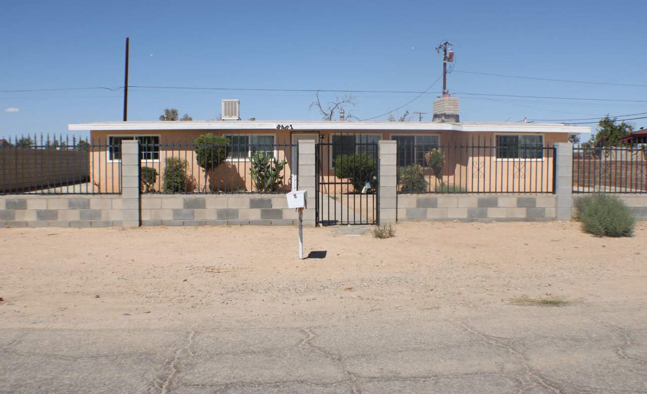 Spacious 3-Bed + 1 Bonus Room, 1.5-Bath Custom Home in California City – Convenient  Cozy!