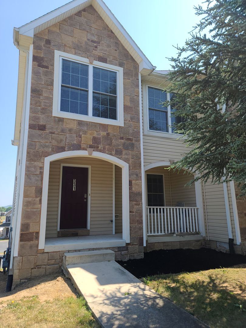 3 Bedroom 2 1/2 bath end unit Townhome for Rent in Waynesboro
