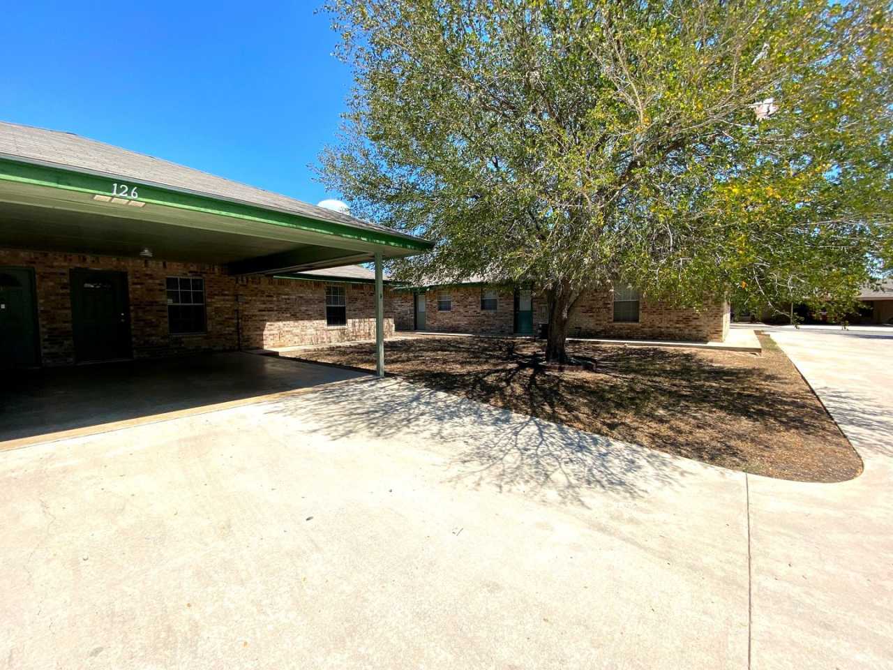 *Move in Special* 2 Bedroom / 1 Bath **Cozy Unit in Pleasanton** w/ Covered Carport! *Refrigerator Included*