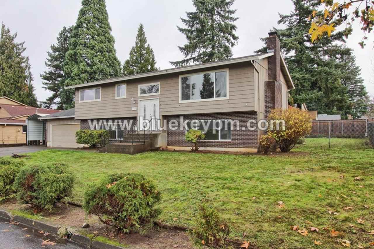 Newly Remodeled 5 Bed, 2 Bath Home with RV/Boat Parking in Oregon City