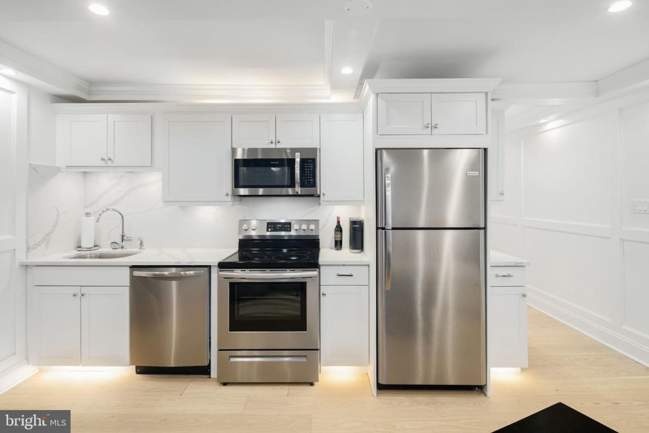Beautifully Renovated 1 Bed Unit @ The Dorchester in Rittenhouse Square