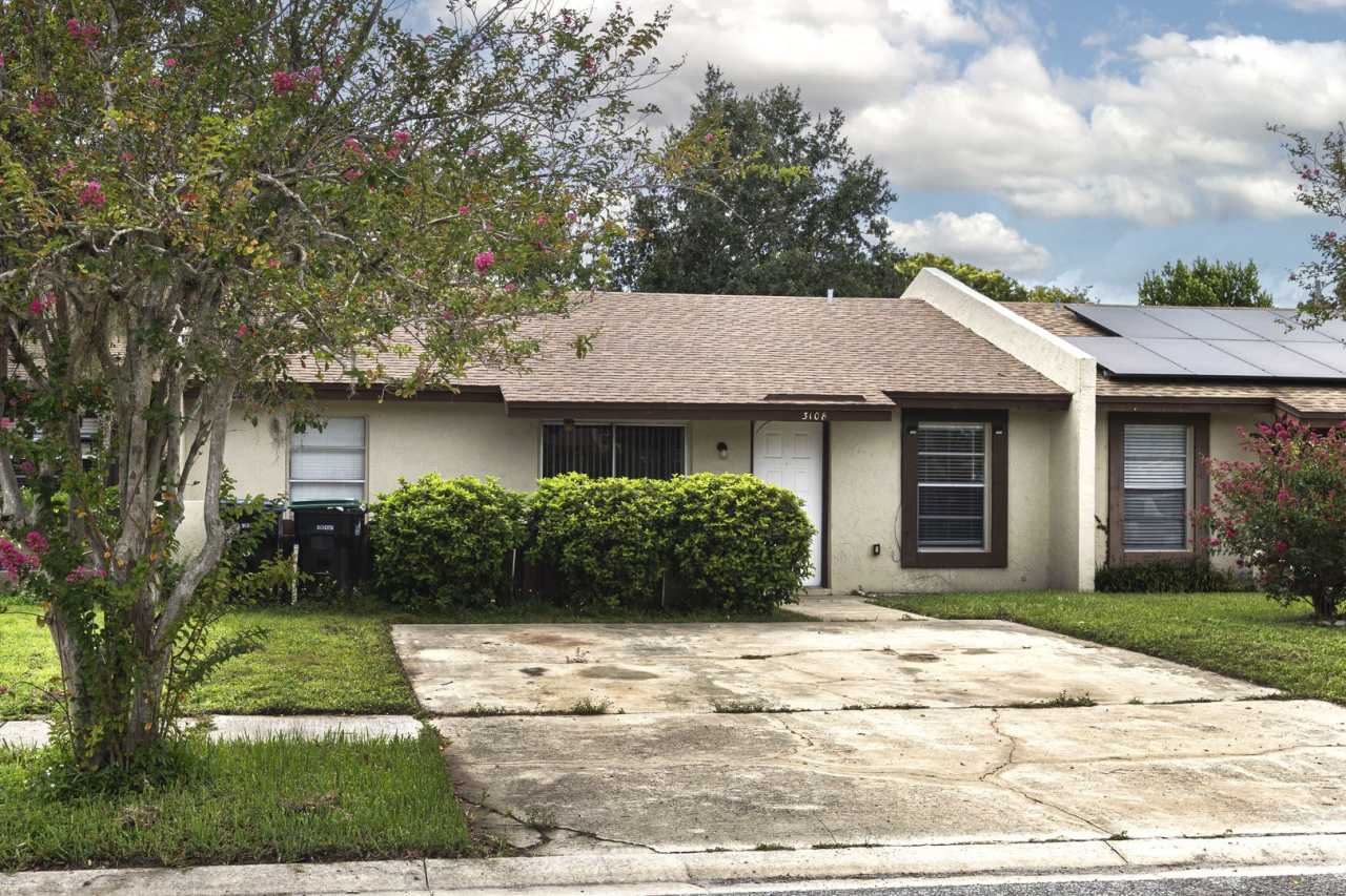 3 Bedroom, 2 Bath Townhouse – Southeast Orlando