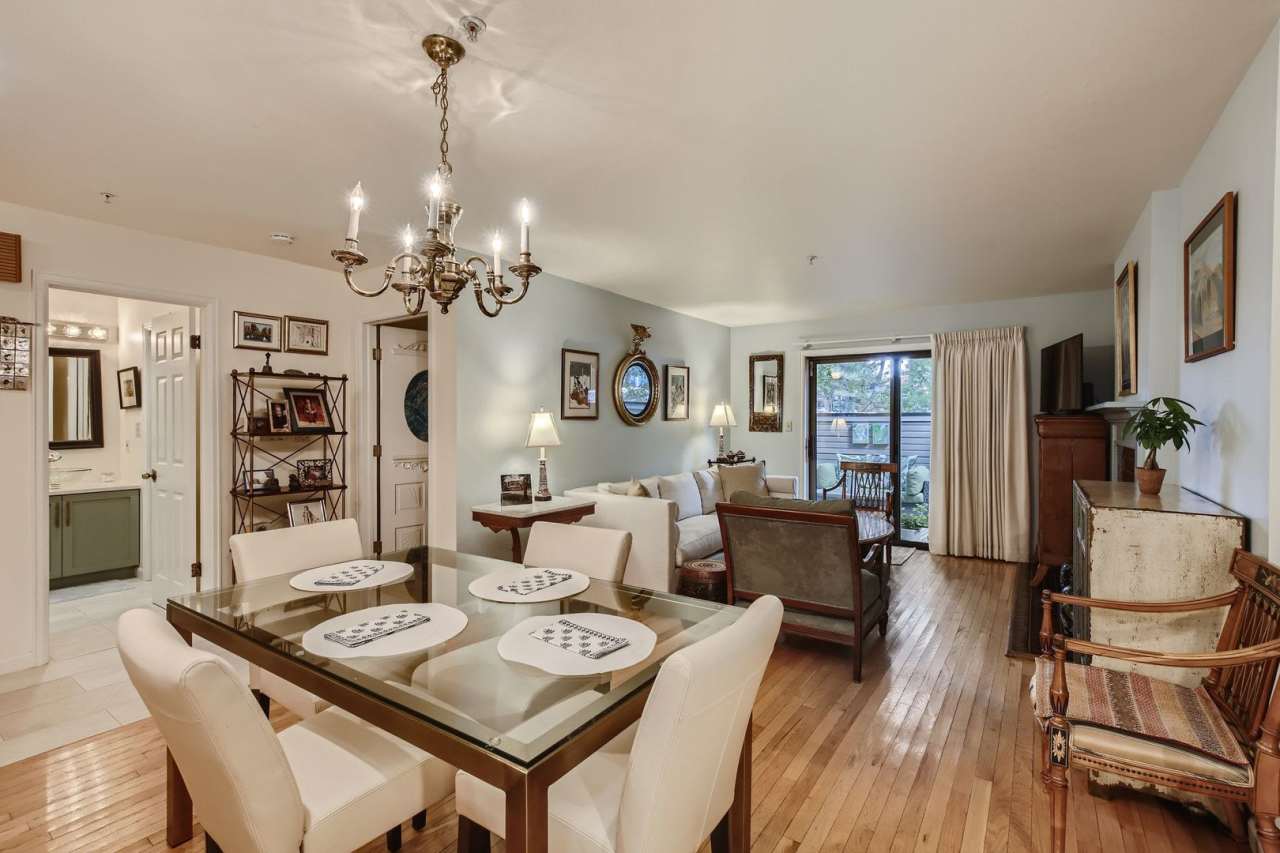 Ideal Downtown 1 BDR Close to Shops  Trails