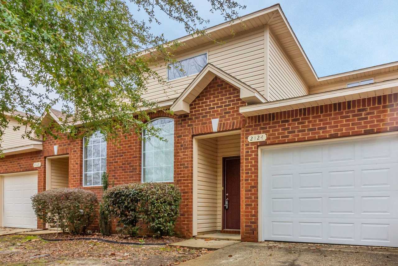 3 Bedroom- 3 Full bath Small Pet Friendly Townhome in Navarre!