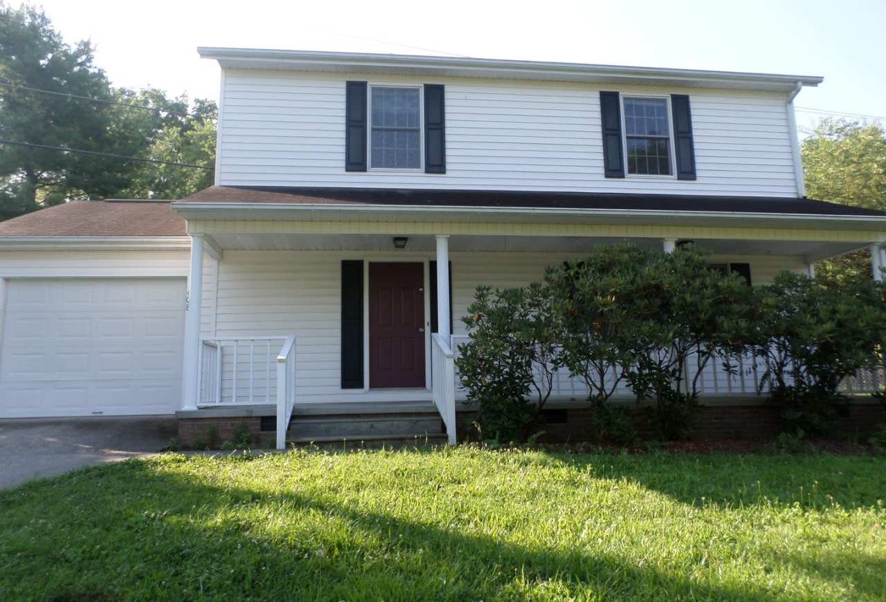 3 Bedroom 2.5 Bath House with 1 Car Garage