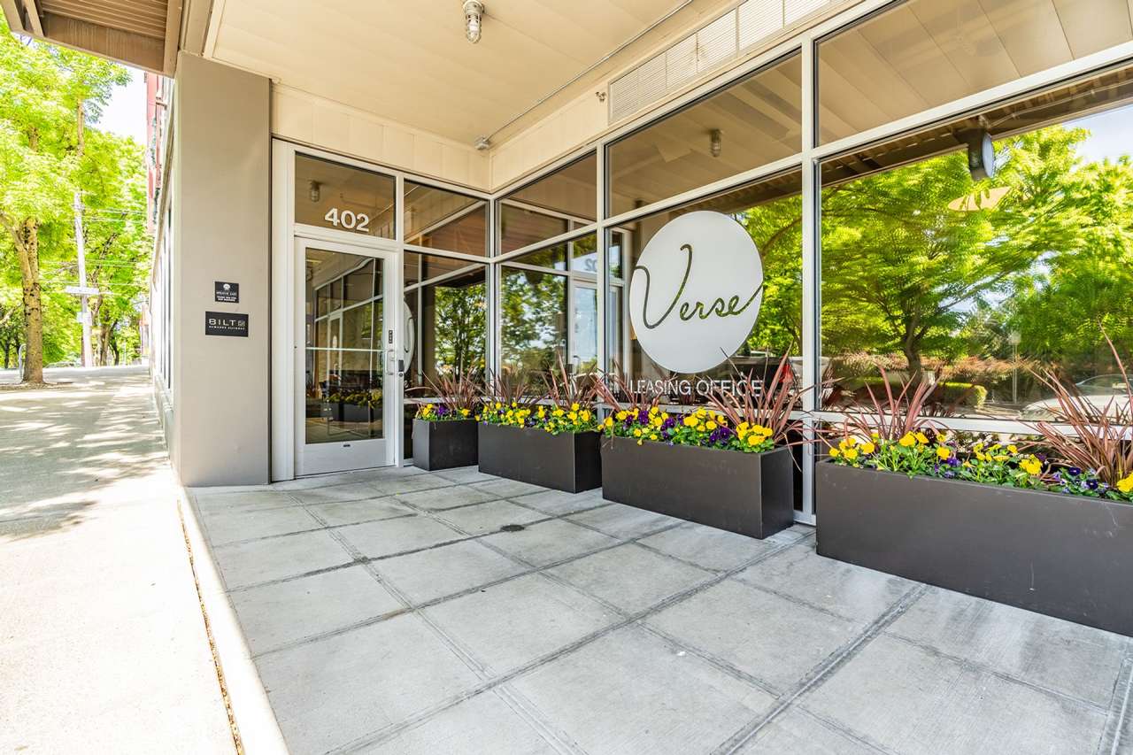 Huge Central Area Studio with PARKING and gym on site