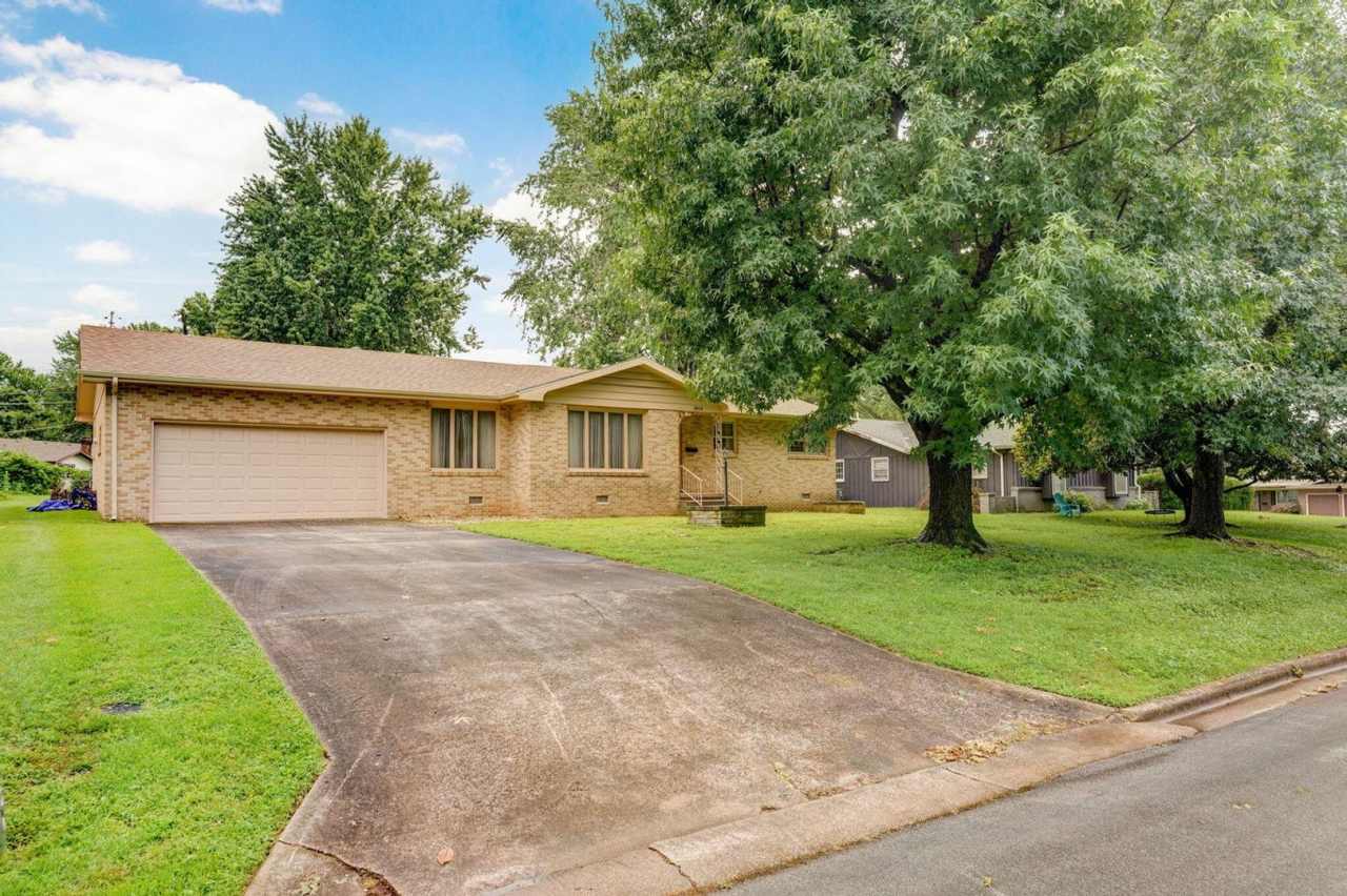 Beautiful All Brick home located next to Glendale High School and Wilder Elementary! Don't miss this one!