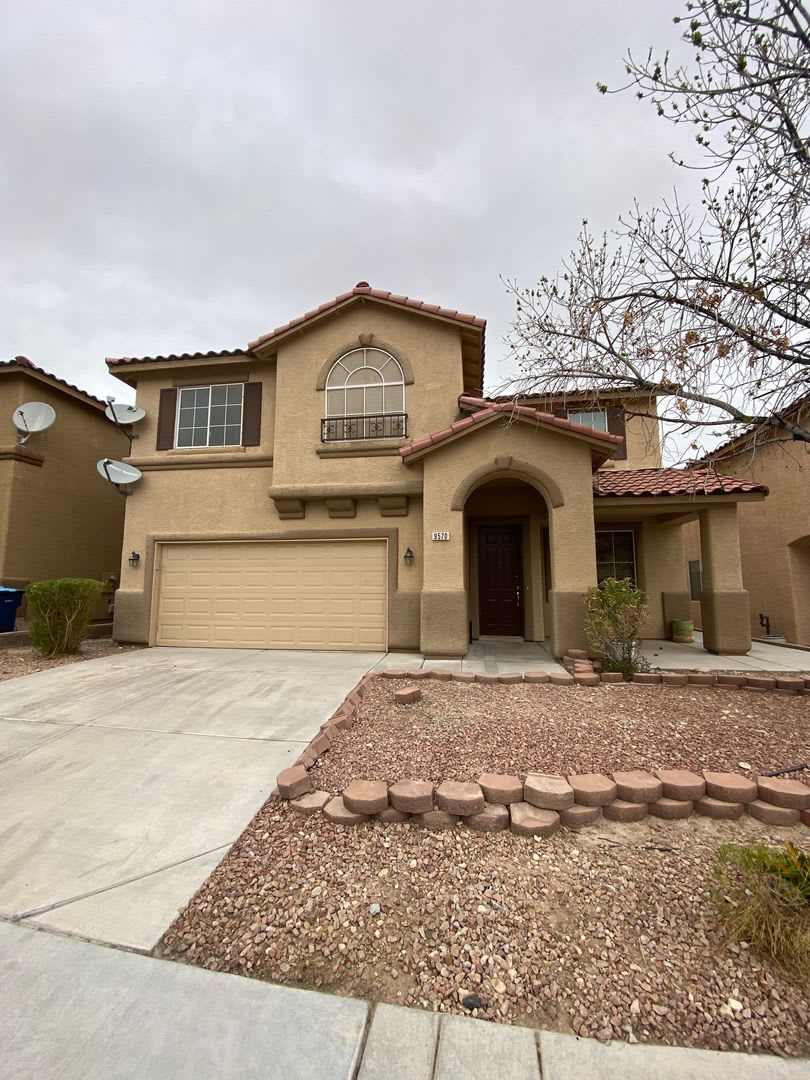 AMERICANA Property Mgmt - Great 2 story, 3 beds + loft house in the SouthWest