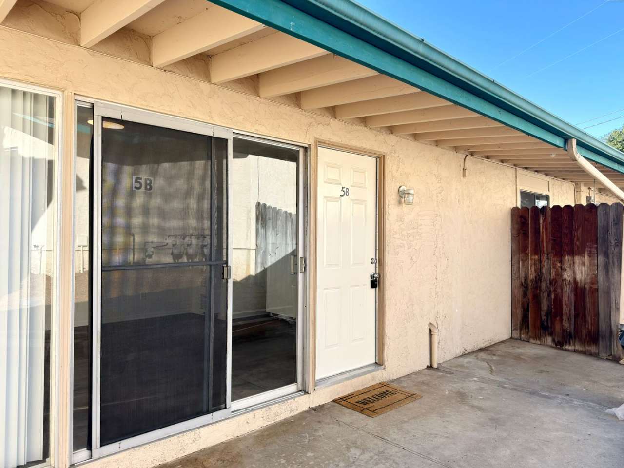 Spacious Single Level in Duplex!