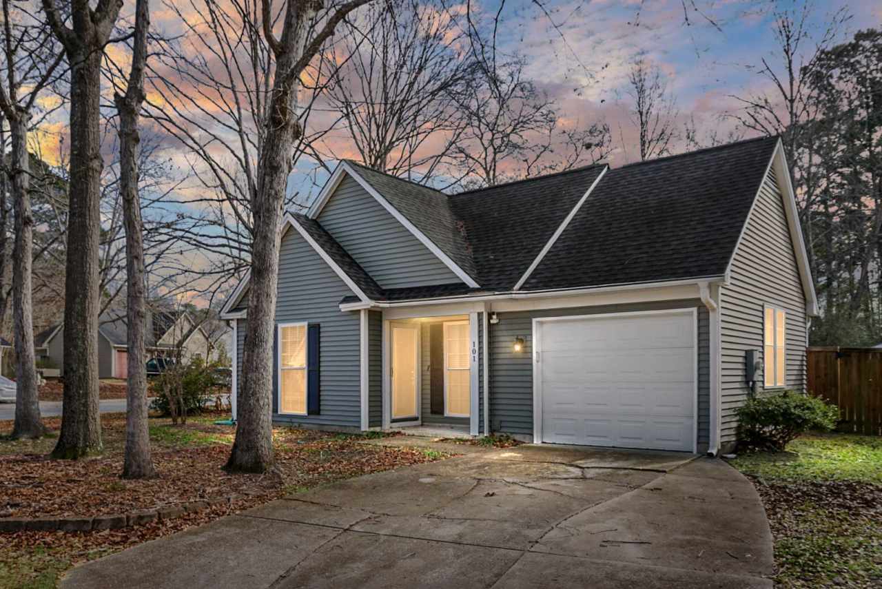 Charming 3 Bedroom 2 bathroom ready for you to call home!