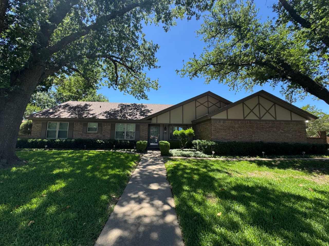 Gorgeous 3/3/2 Home on Spacious Corner Lot in Desirable SW Cleburne