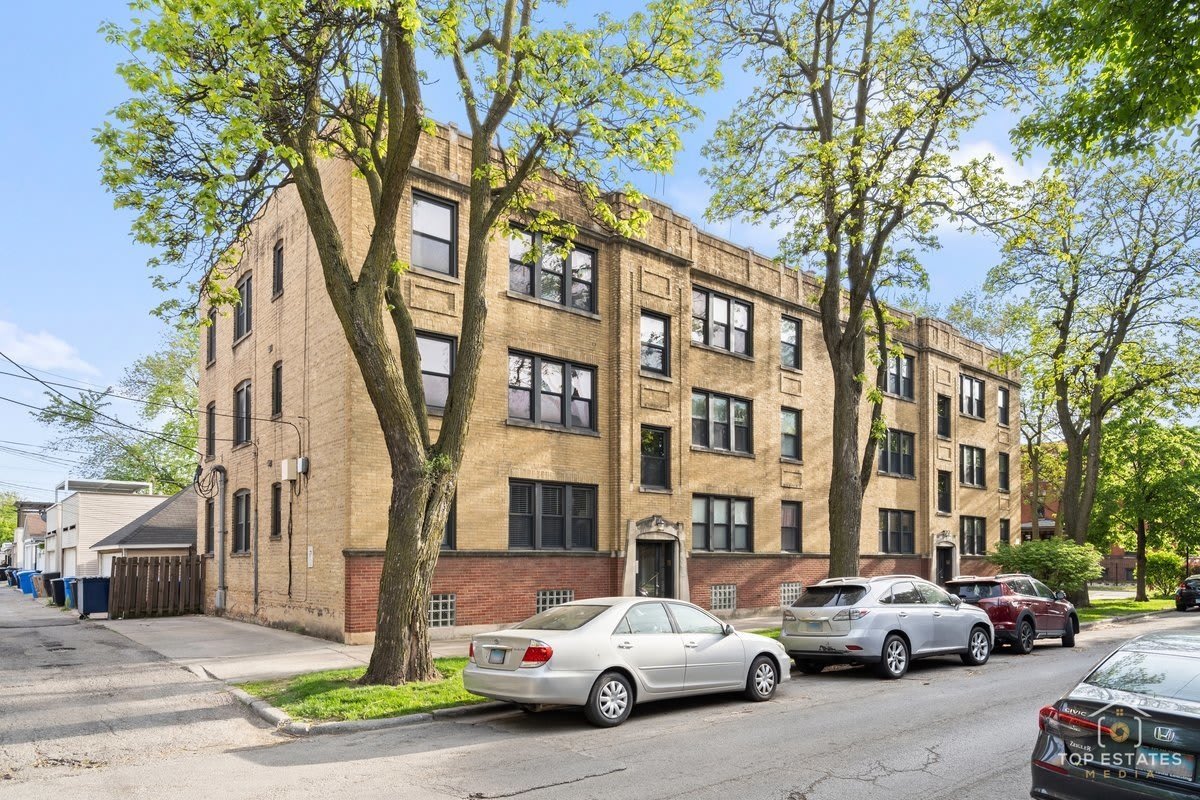 2717 W Wellington Avenue