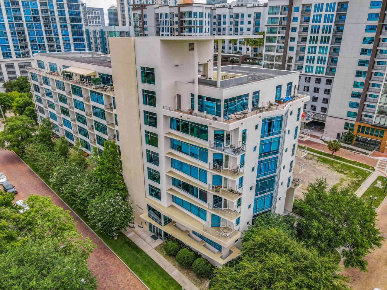 Fully Furnished 2bed/2bath/2parking Executive Accommodations. Housekeeping and Utilities Included.