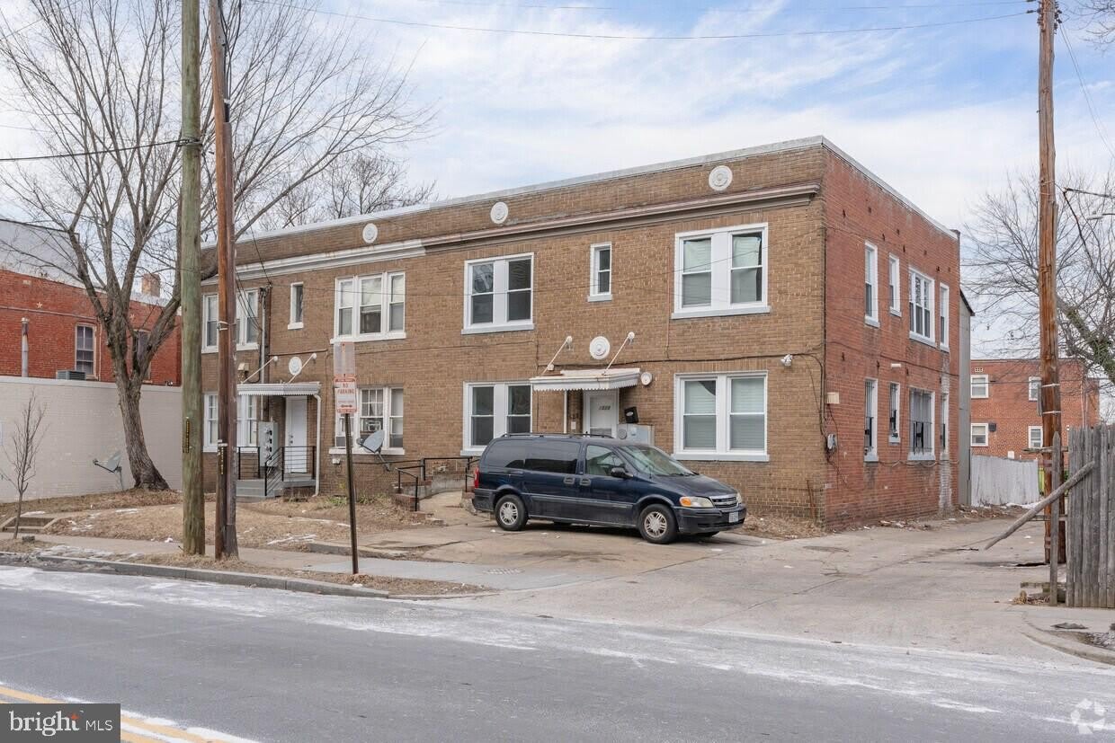 1528 MARION BARRY AVE SE