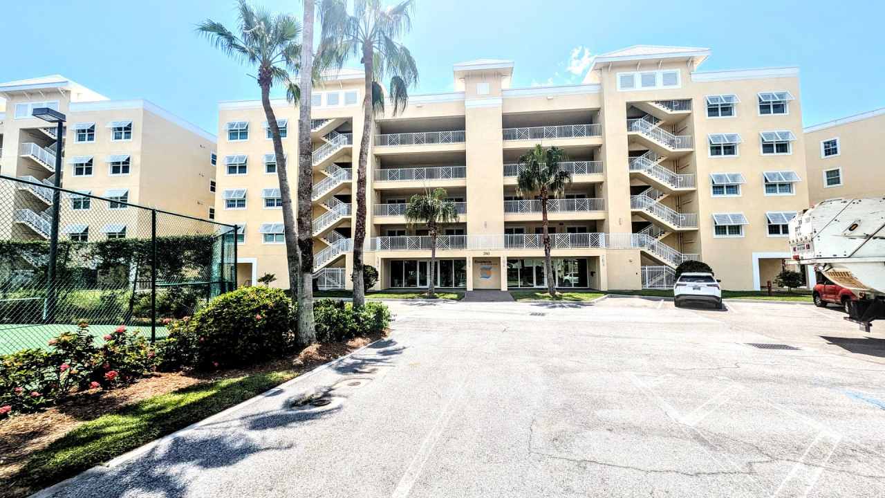 Annual Turnkey 3/3 penthouse on waterfront in Osprey
