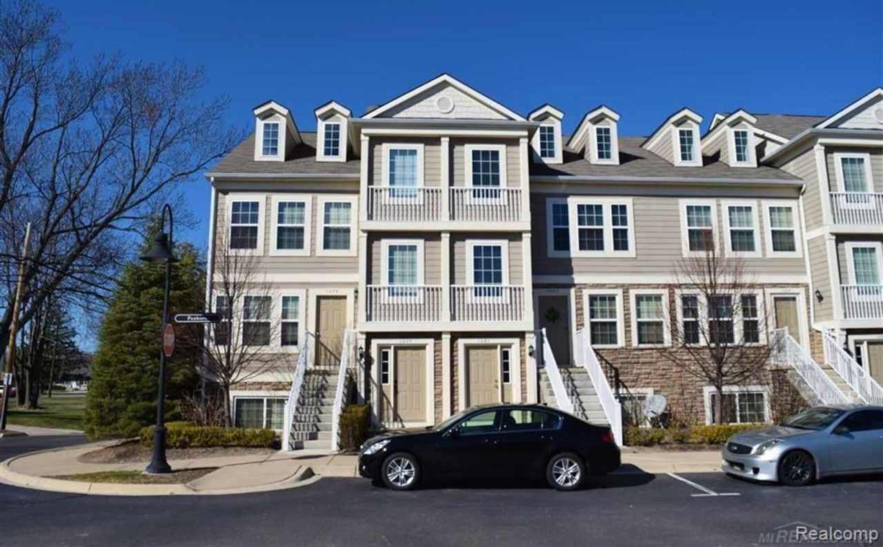 1077 FOXBORO, TROY - TOWNHOUSE FOR RENT!