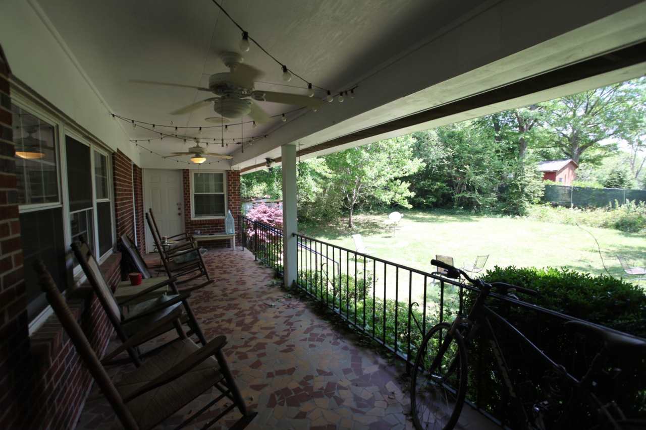 Beautiful 3 Bedroom/2 Bathroom Home!