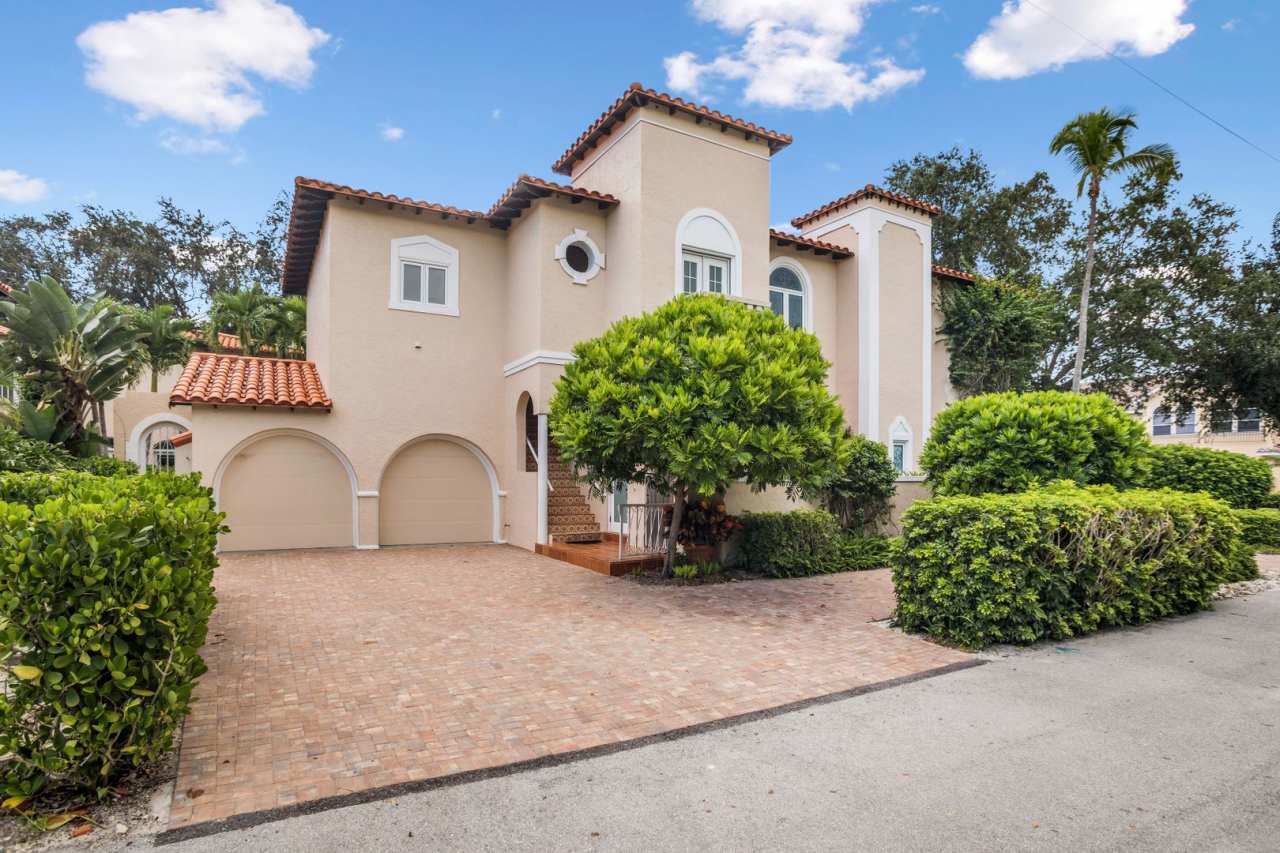 ** OLDE NAPLES ** 3 BED + DEN / 3 BATH - GARAGE - WALK TO BEACH  DOWNTOWN - SHORT TERM RENTAL