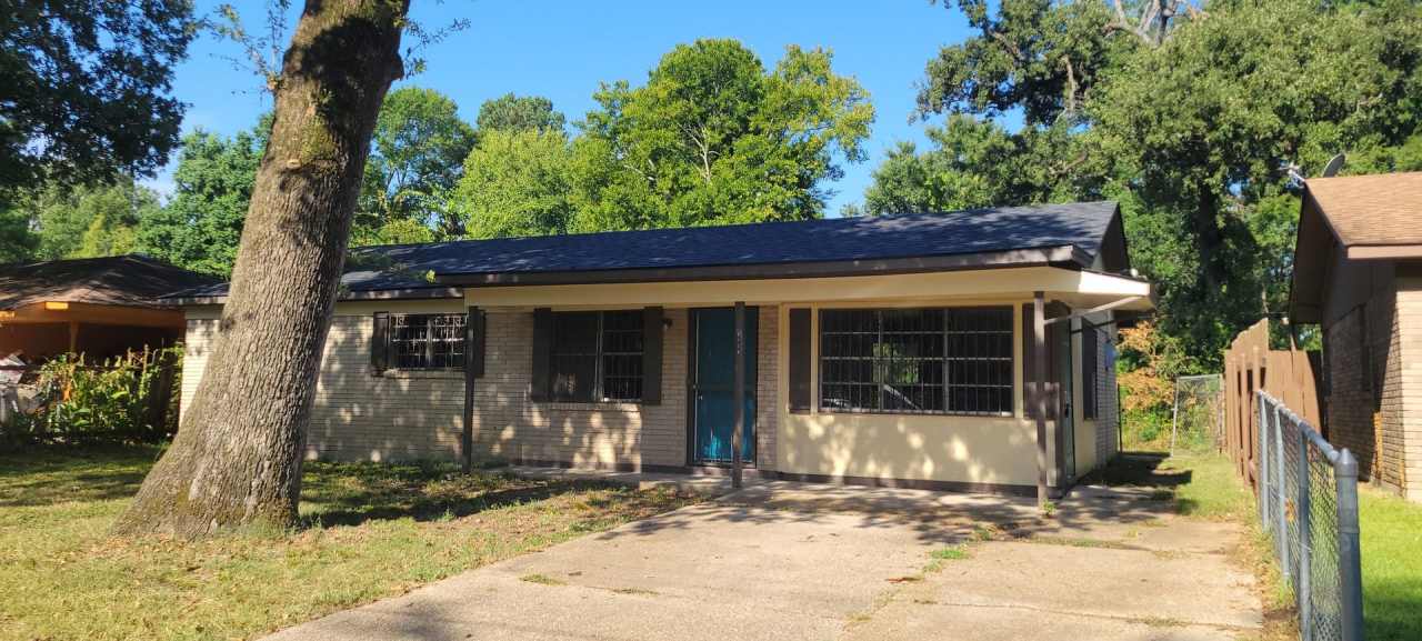Beautiful 4 bedroom/1 bath home fully rehabbed with Central Air and Heat