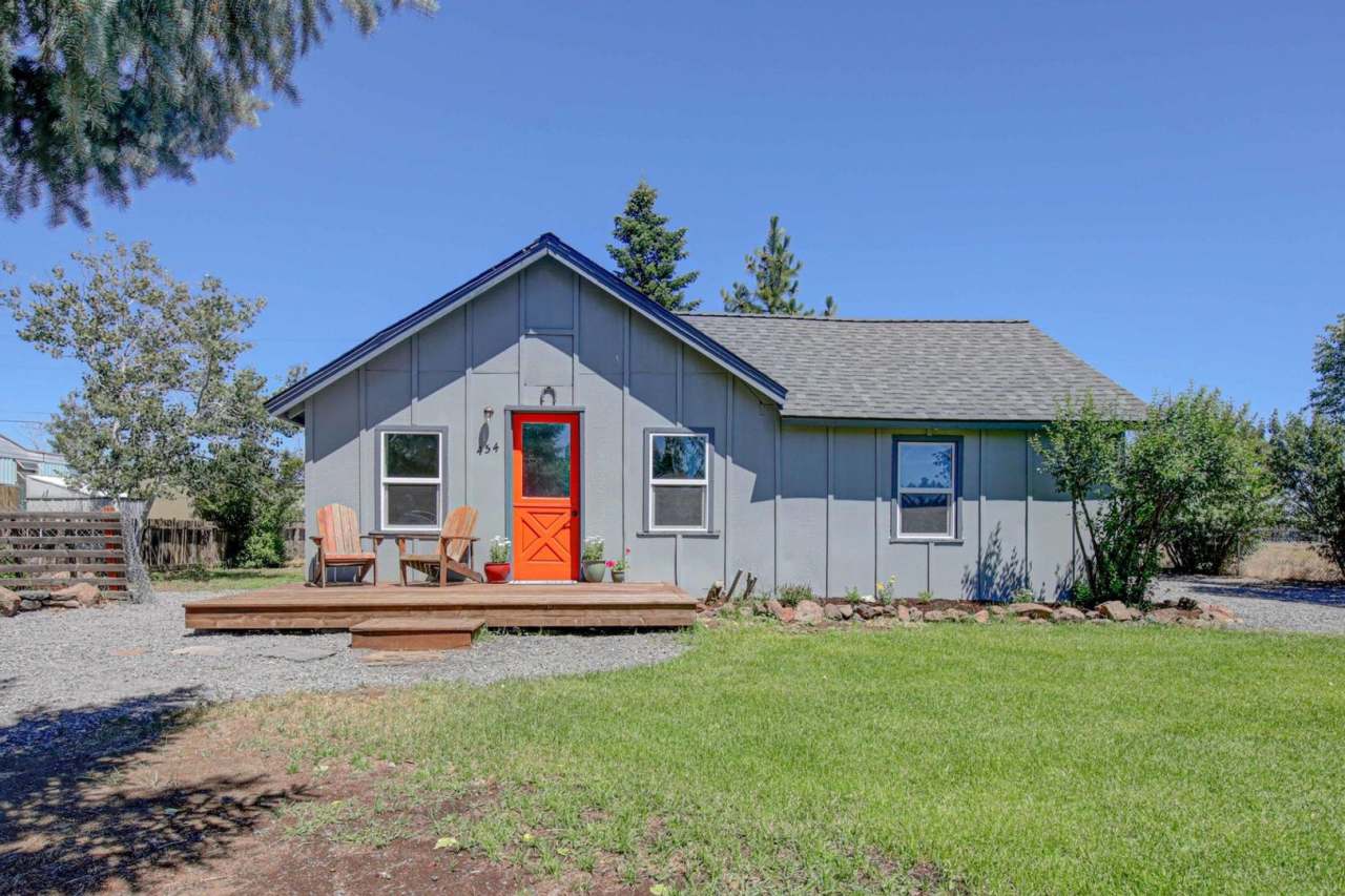 Crisp Remodeled 3-Bdr in Heart of Sisters!