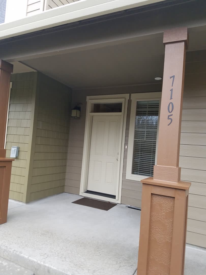 Beautiful Townhome in perfect location, only minutes from I-5