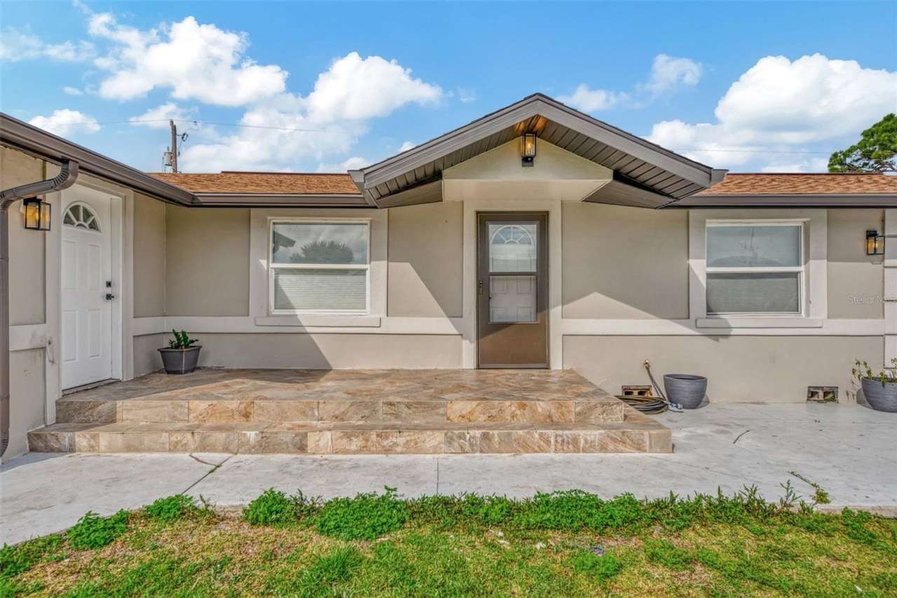 **THE RENT INCLUDES GROUNDS CARE, WATER AND ELECTRIC! ** BEAUTIFUL 2 BEDROOM 1 BATHROOM TRIPLEX LOCATED MINUTES FROM THE WARM MINERAL SPRINGS!