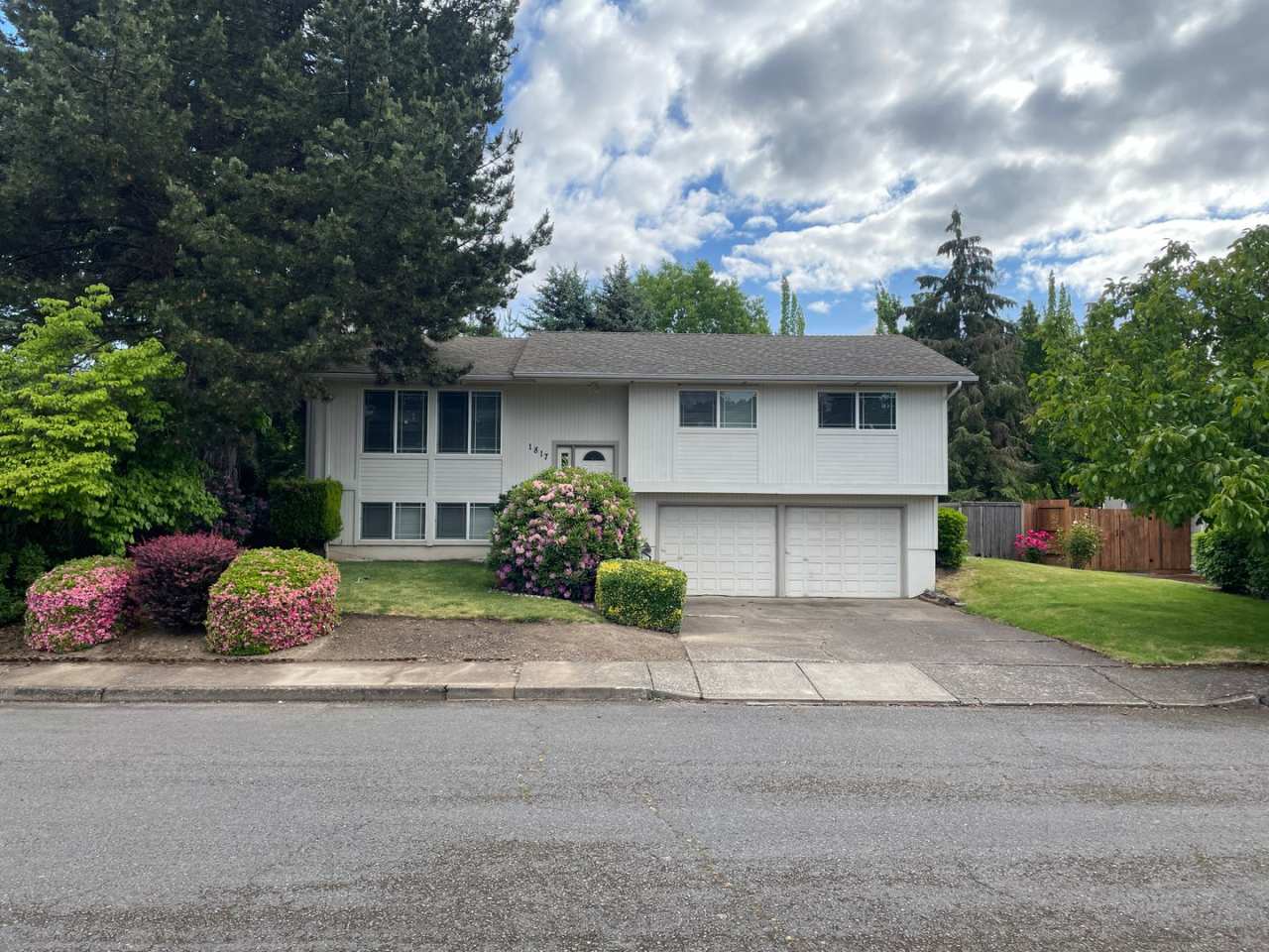 *COMING SOON* 3 Bedroom 2.5 bath Split level house