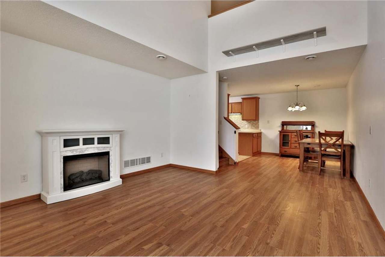 Awesome 2 bed townhouse in forest lake!! Available middle of August!