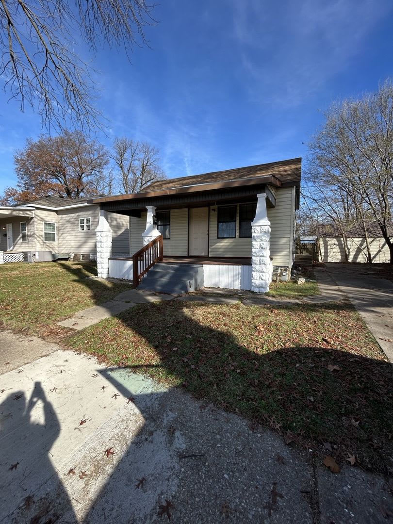 Cute and Cozy 2BR/1BA House - A MUST SEE!