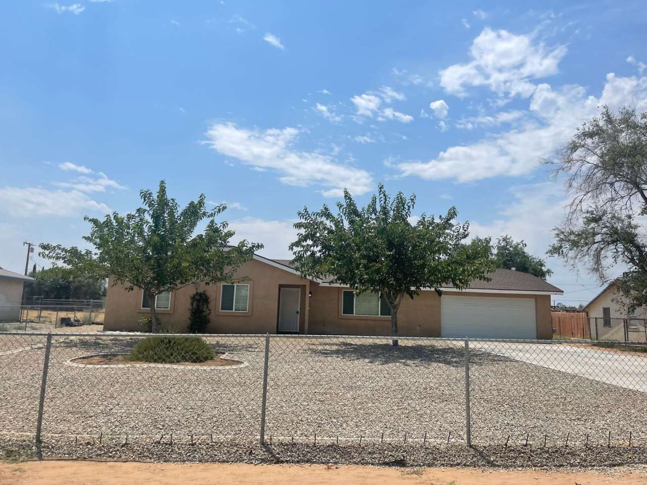 Charming Three Bedrooms, 2 Bathrooms Home In Apple Valley, Fully Fenced  Cross Fenced,
