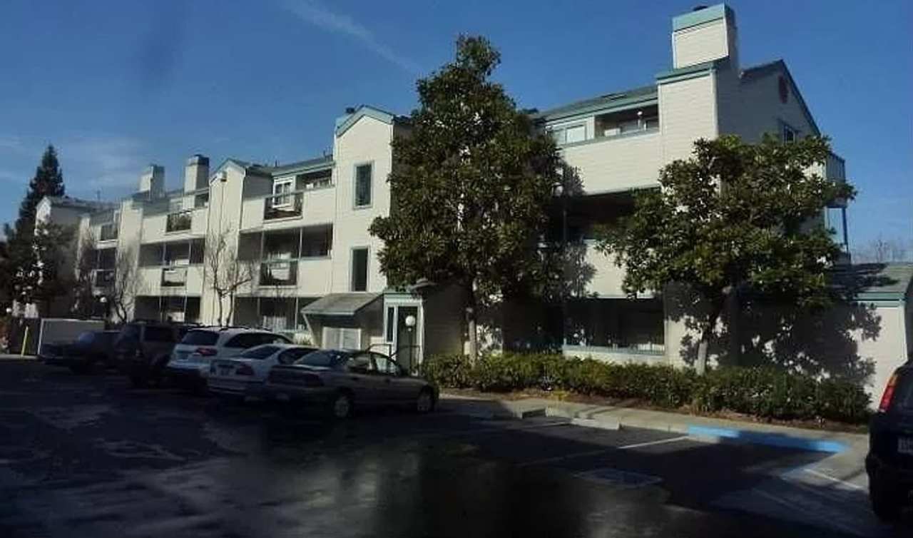 Fabulous Updated and Spacious 2 bd 2 bath Condo in superb area in Concord!