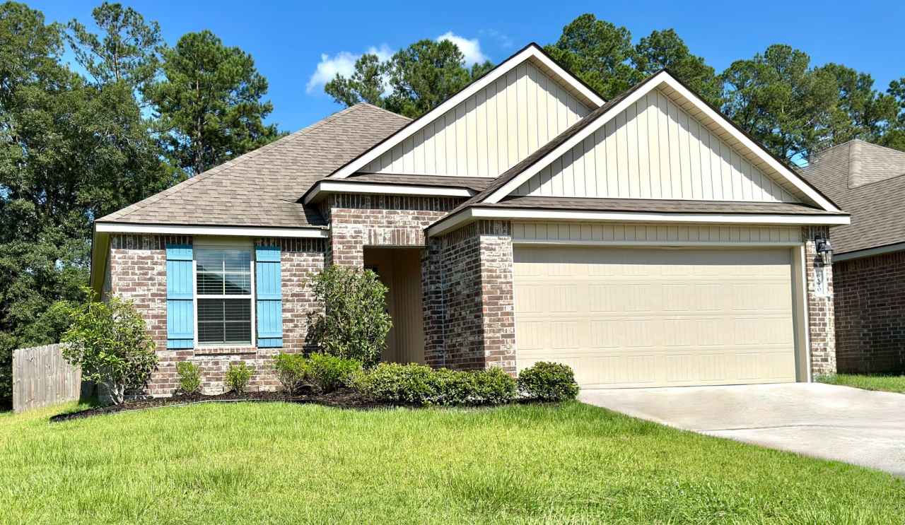 Solar-Powered Comfort! Stunning 4 Bed Home with Garage  Patio in Denham Springs