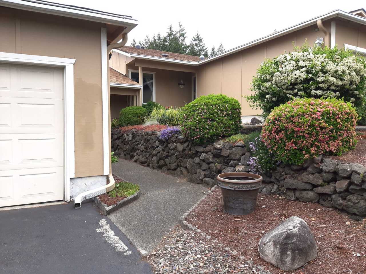 University Place Gem! 2 bedroom with Fireplace!