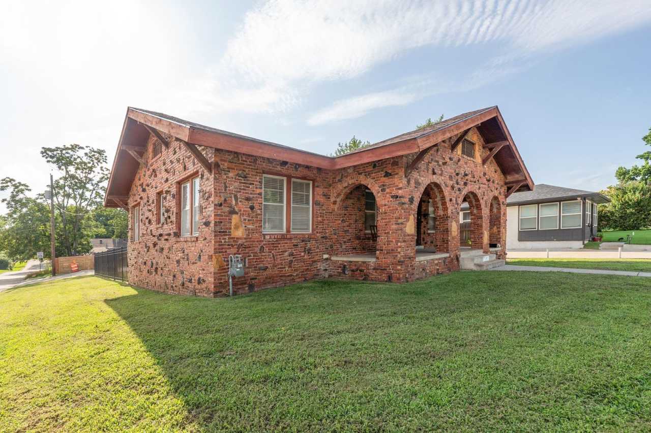 Midtown Tulsa Beauty! Corner Lot with Natural Light, Porch  Patio Retreat!
