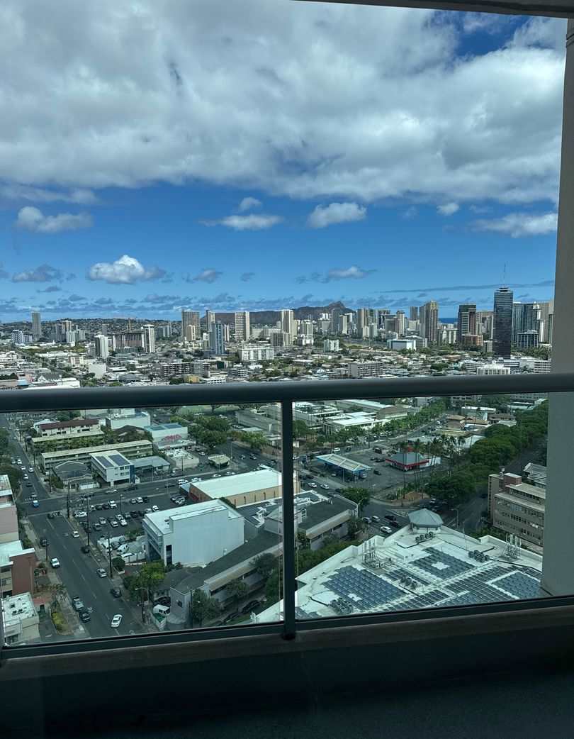 Conveniently located high floor 2 bedroom apartment