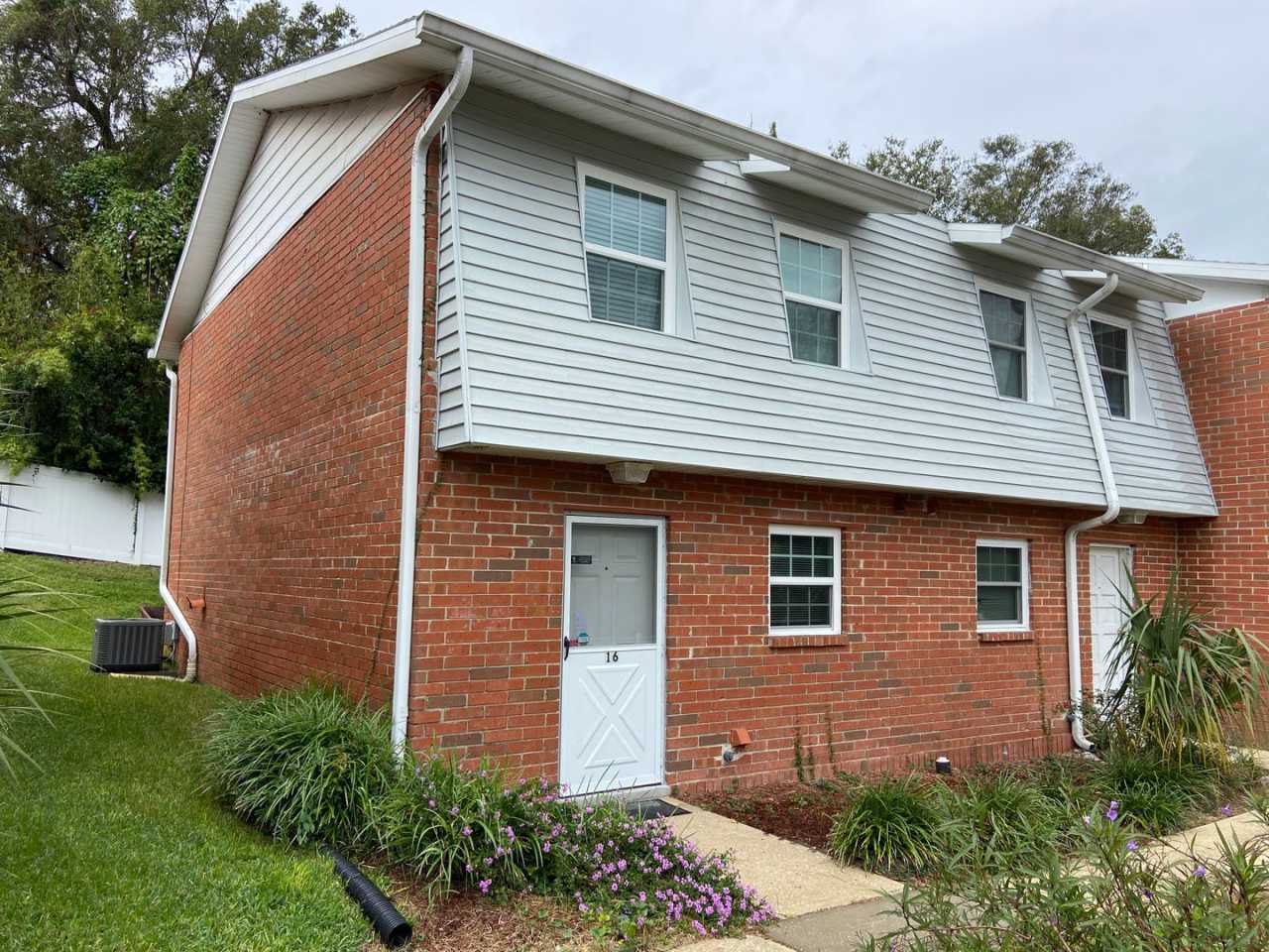 Townhome in Tallwood Oaks