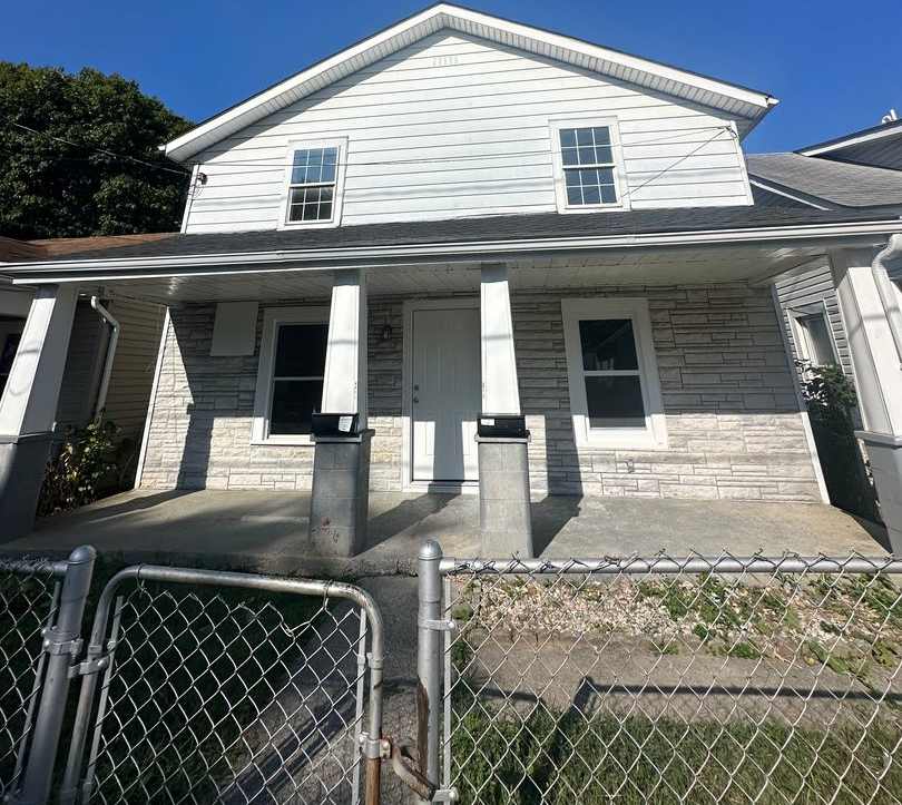 CHARMING, 1 BEDROOM LOWER LEVEL DUPLEX AVAILABLE NOW!