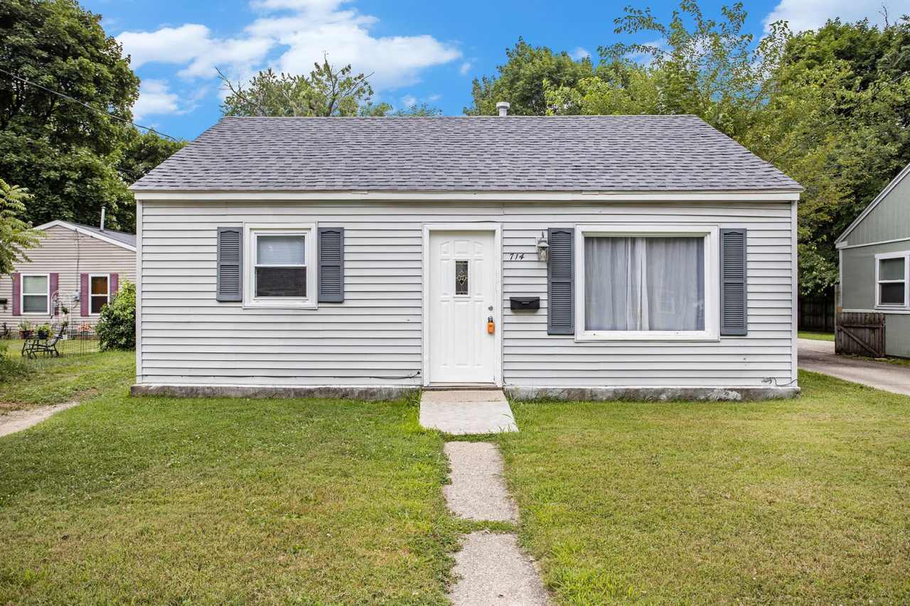 $1299 Remodeled 2-bed/1-bath ranch with enclosed yard