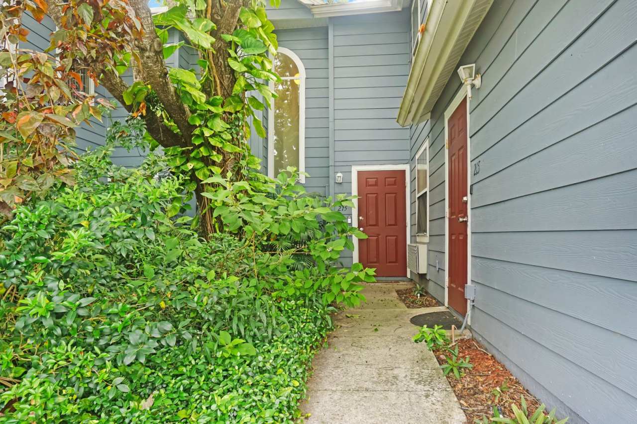 Townhome available for rent in Davenport!