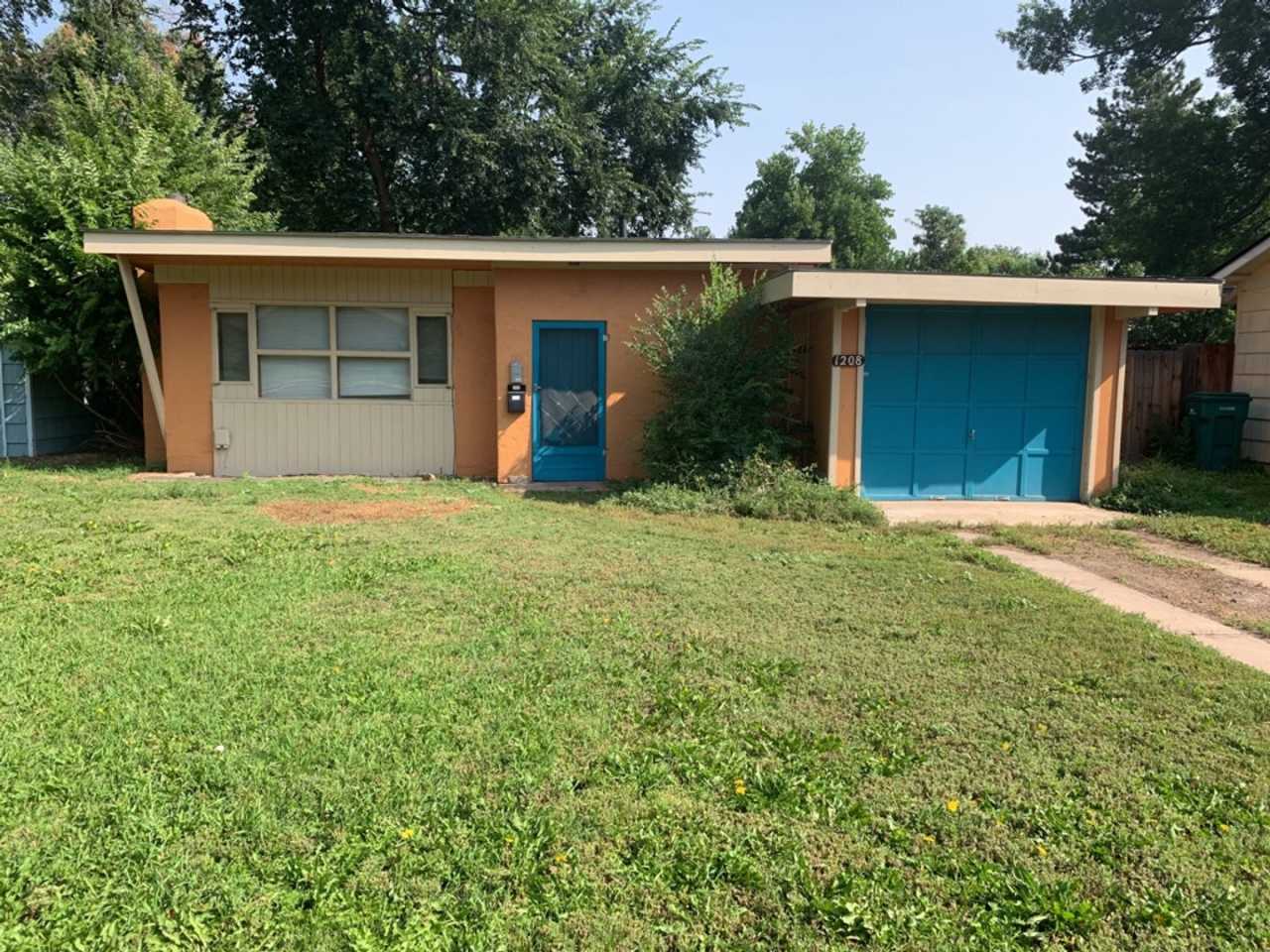 STUDENTS WELCOME! Cozy 1-Bedroom Bungalow w/ Garden and Detached Studio